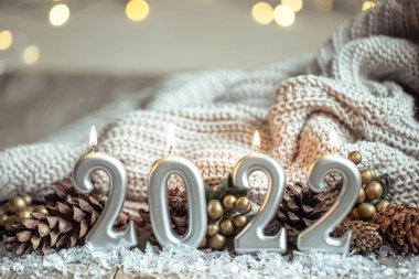 Şenlikli bir yeni yıl arkaplanı ve 2022 numaralı mumlar..