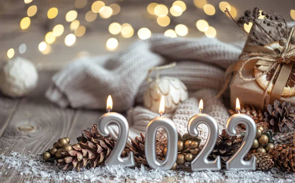 Slavnostní Nový rok pozadí se svíčkami v podobě čísel 2022. — Stock fotografie