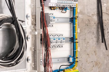 Devre kesicili elektrik santrali, kapatın..