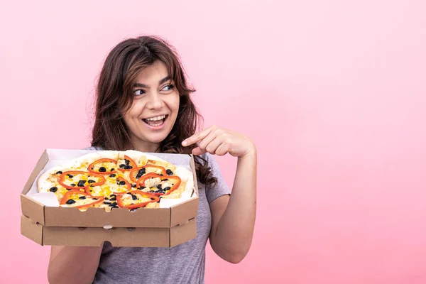 Pembe arka planda pizza kutusundaki çekici kız.. — Stok fotoğraf