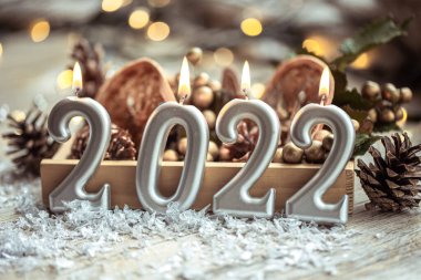 Şenlikli bir yeni yıl arkaplanı ve 2022 numaralı mumlar..