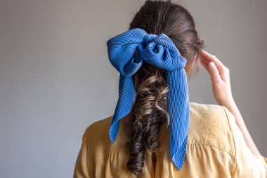 Arka plan, gri arka planda saçları fiyonklu elbiseli bir kız..