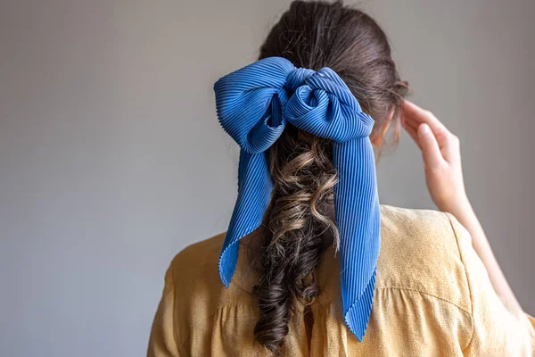 Arka plan, gri arka planda saçları fiyonklu elbiseli bir kız..