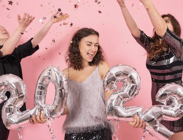 一群快乐的女孩拿着银球，其形式为2022年的数字. — 图库照片