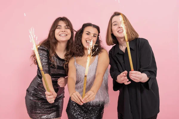 La compagnie des filles avec des bougies de feux d'artifice, Fête du Nouvel An. — Photo