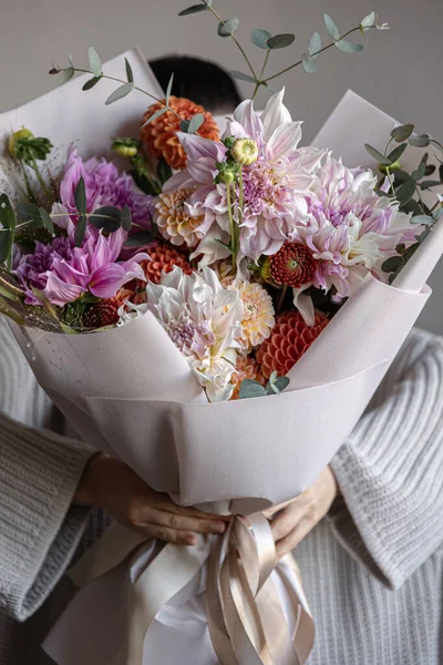 Крупный план большого праздничного букета с цветами хризантемы. — стоковое фото