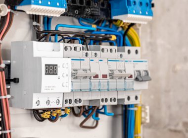 Birçok anahtarı ve fiber optik kablosu olan santral.