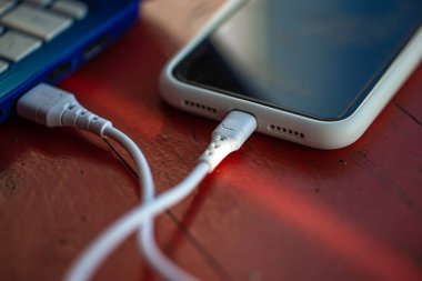 Akıllı telefon USB kablosu ile bilgisayara bağlıdır..