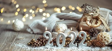 Şenlikli bir yeni yıl arkaplanı ve 2022 numaralı mumlar..