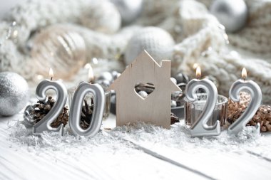 Noel şenliği arka planında 2022 numaralı mumlar var..