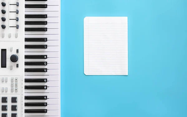Musiknycklar och ett blankt papper på en blå bakgrund. — Stockfoto
