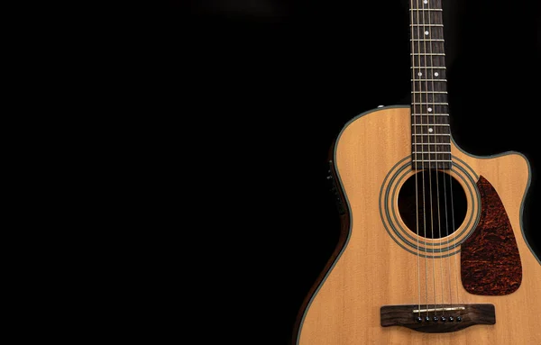 Akoestische gitaar op een zwarte achtergrond, platte lay, kopieerruimte. — Stockfoto