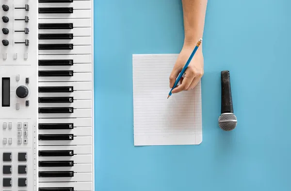 蓝色背景的音乐键、话筒和空白纸. — 图库照片