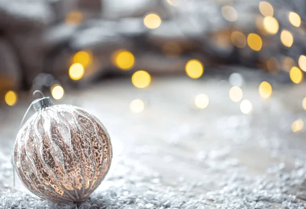 Feestelijke achtergrond met kerstbal en wazig bokeh lichten, kopieer ruimte. — Stockfoto
