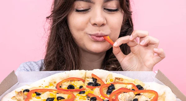 Primer plano de una chica atractiva con pizza en una caja de entrega. — Foto de Stock