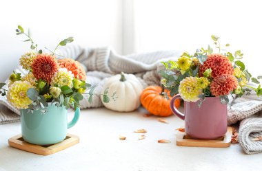 Bulanık arkaplanda kasımpatı çiçekleri olan bahar kompozisyonu.