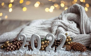 Şenlikli bir yeni yıl arkaplanı ve 2022 numaralı mumlar..