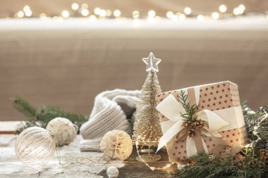 Hediye kutusu ve dekoratif detaylarla Noel arkaplanı, kopyalama alanı.