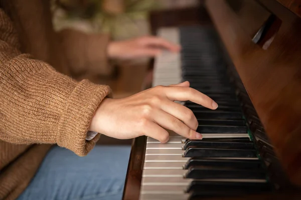 Крупный план женских рук, играющих на пианино. — стоковое фото
