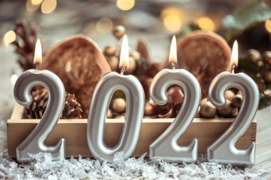 Şenlikli bir yeni yıl arkaplanı ve 2022 numaralı mumlar..