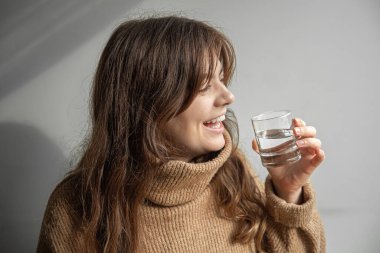 Bir bardak suyla çekici bir genç kadın..