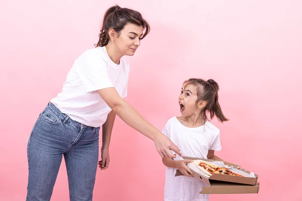 어른 여자 애와 어린 여자 애는 서로 피자를 나눠 먹을 수없어요. — 스톡 사진