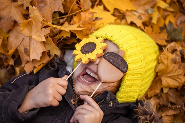 Pão de gengibre de outono brilhante nas mãos de uma criança. — Fotografia de Stock
