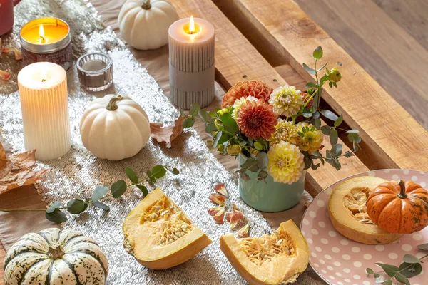 Festive table setting with pumpkins and chrysanthemum flowers. — Stock Photo, Image
