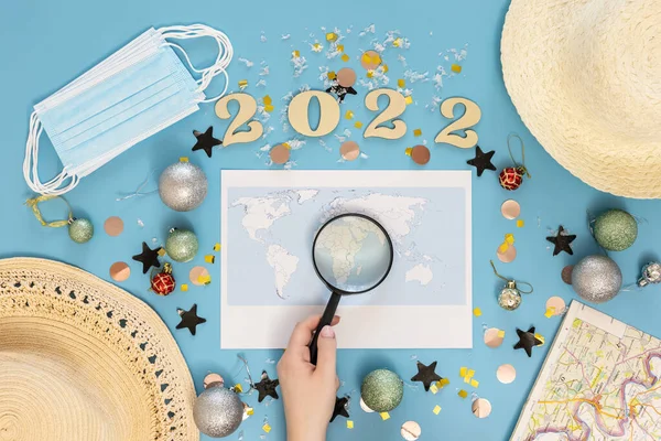 Utazás lapos feküdt összetétele világtérkép és számok 2022 kék háttér. — Stock Fotó