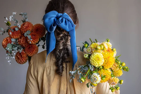 若い女性は菊の花の花束を持っています. — ストック写真