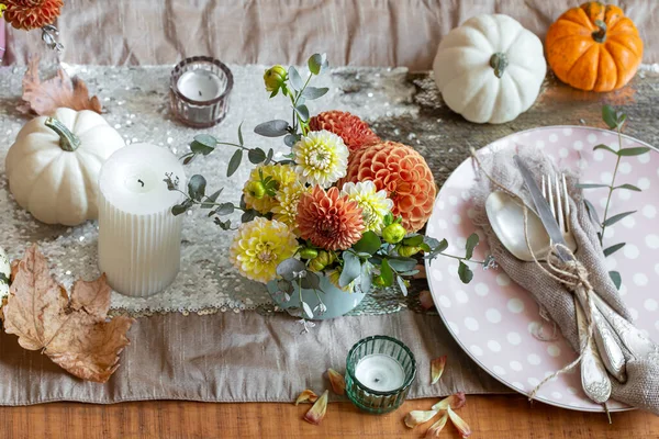 Feestelijke tafelopstelling met pompoenen, kaarsen en chrysanten bloemen. — Stockfoto