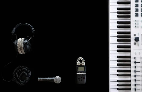 Fundo de música com teclas de música, fones de ouvido, microfone, gravador, vista superior. — Fotografia de Stock