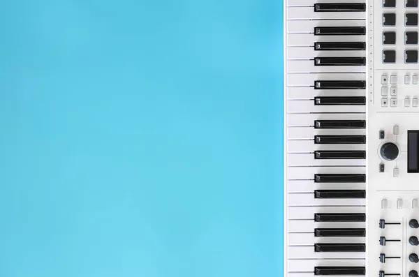 Musikalisk bakgrund med musiknycklar på blå, platt låg, kopiera utrymme. — Stockfoto