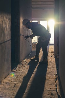 İşçi, kerpetenle kablo kesiyor..