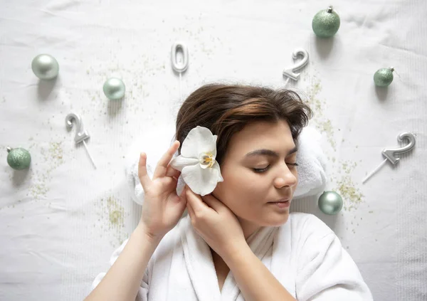 Jovem mulher no salão de spa, vista superior, conceito festivo de Natal. — Fotografia de Stock