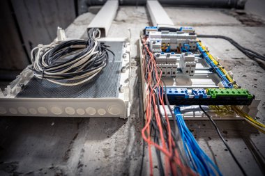 Birçok anahtarı ve fiber optik kablosu olan santral.