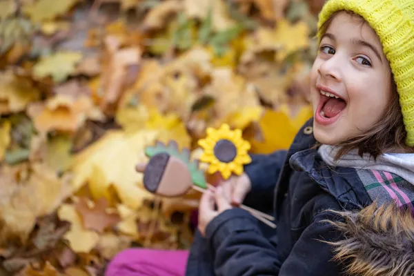 秋天的森林里，一个快乐的小女孩拿着姜饼. — 图库照片