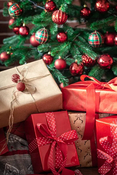 Primer plano de las cajas de regalo rojas cerca del árbol de Navidad. —  Fotos de Stock