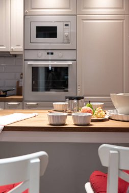 Mutfağın bir kısmı çatal bıçak ve meyvelerle dolu..