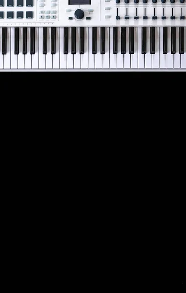 Musikalischer Hintergrund mit Notenschlüsseln auf schwarz, flach gelegt, Kopierraum. — Stockfoto