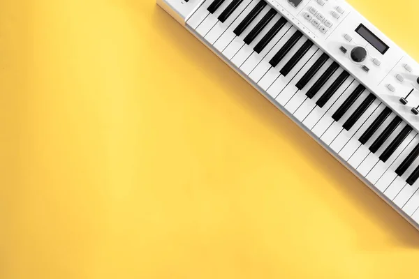Musical background with musical keys on yellow, flat lay, copy space. — Stock Photo, Image
