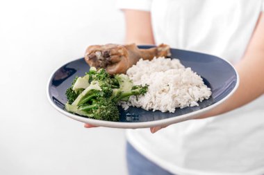 Yakın plan pirinç, brokoli ve tabakta tavuk budu, sağlıklı yiyecek konsepti..