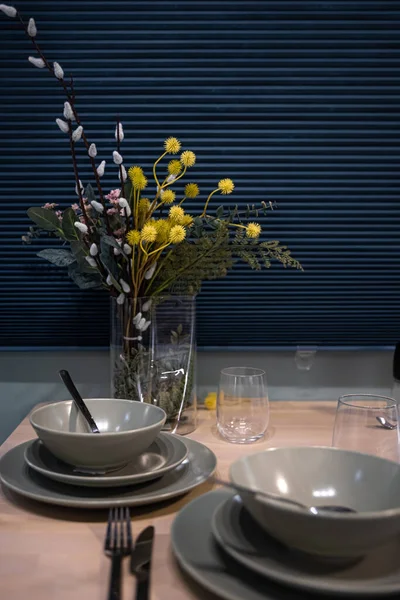 Частина домашнього кухонного столу з сірими тарілками . — стокове фото