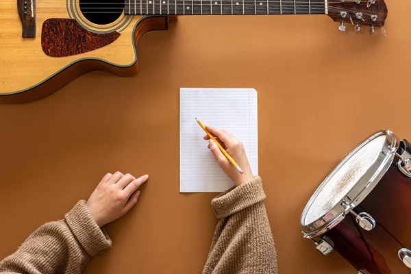 Müzik enstrümanları, düz yatış, müzik oluşturma konsepti olan müzik arka planı. — Stok fotoğraf