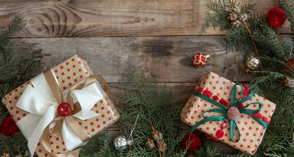 Fondo navideño festivo con cajas de regalo sobre una superficie de madera. —  Fotos de Stock