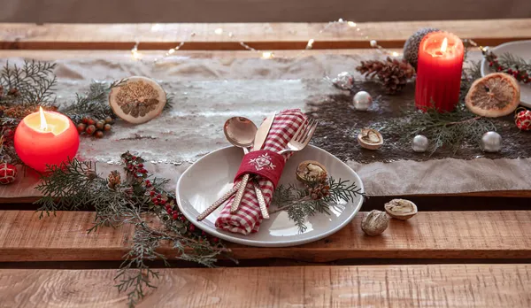 Asztalbeállítás egy ünnepi karácsonyi vacsorához. — Stock Fotó
