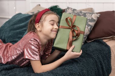 Noel hediyesi kutulu komik küçük kız..