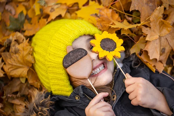 Pão de gengibre de outono brilhante nas mãos de uma criança. — Fotografia de Stock