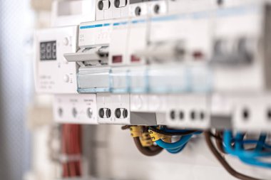 Birçok anahtarı ve fiber optik kablosu olan santral.