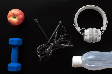 Siyah üzerine spor ekipmanı olan düz kompozisyon.